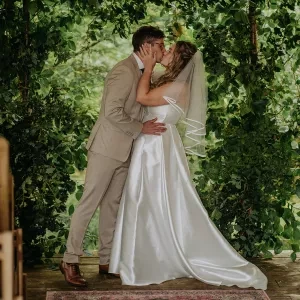 Alex and Phobe kissing